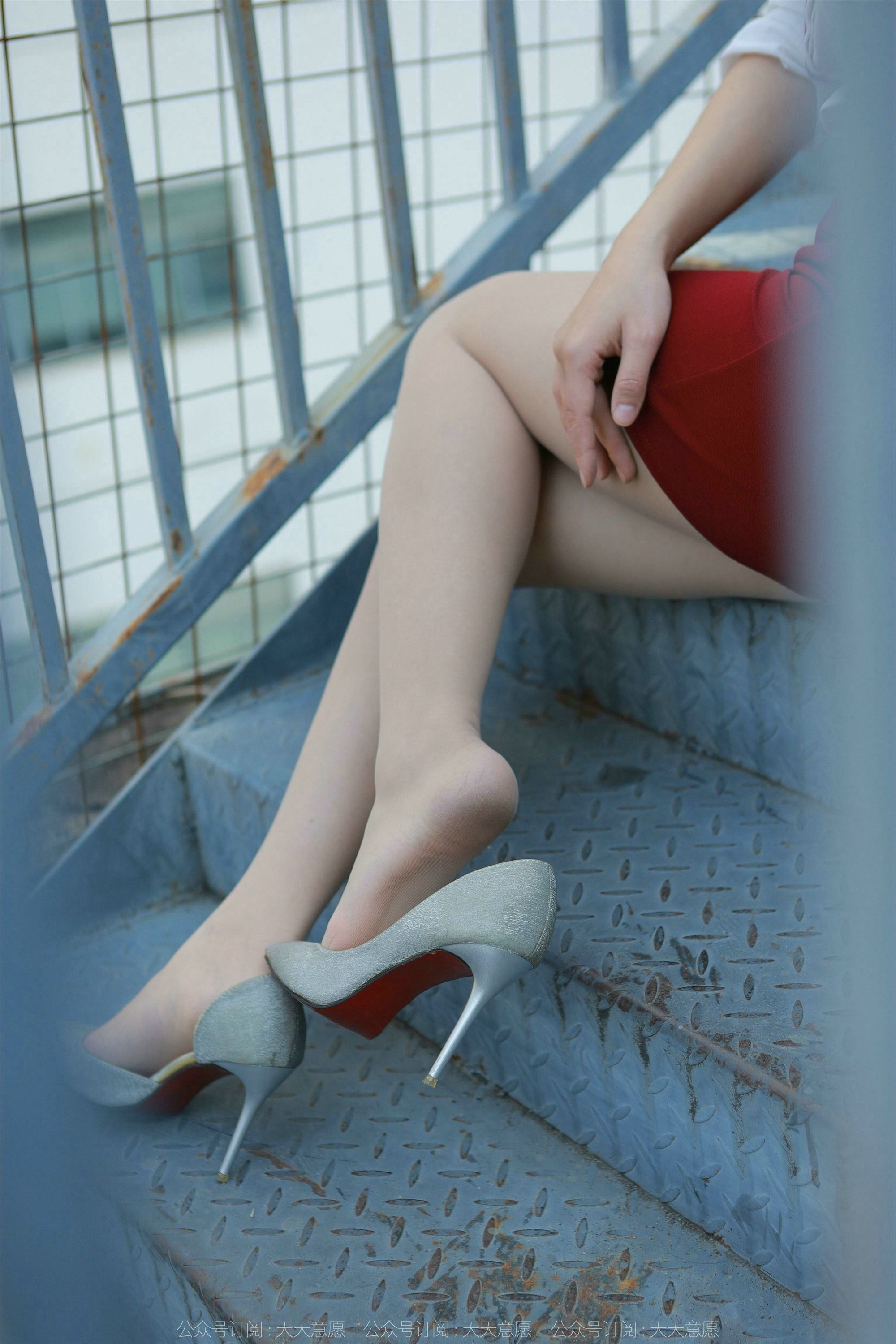 IESS异思趣向  2022.02.17 丝享家1006：小婕《性感红色包臀裙》